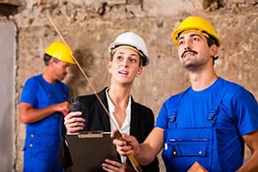 Berufshaftpflichtversicherung Bauleiter – Bauleiterin bespricht Details