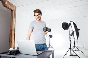 Berufshaftpflichtversicherung Fotograf – Fotograf im Studio