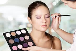 Betriebshaftpflichtversicherung Kosmetikerin – Kosmetikerin schminkt Kundin