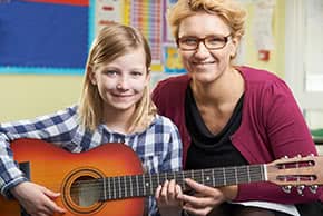 Berufshaftpflichtversicherung Musiklehrer - Musiklehrerin mit Schülerin