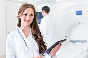Berufshaftpflichtversicherung Radiologen – Radiologin im Krankenhaus
