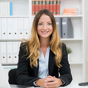 Berufshaftpflichtversicherung Rechtsanwalt - Zufriedene Rechtsanwältin