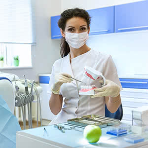 Berufshaftpflichtversicherung Zahnärzte - Zahnärztin mit Modellgebiss