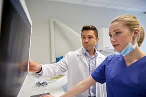 Berufshaftpflichtversicherung Ärzte – Ärzte betrachten Röntgenbild