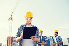 Betriebshaftpflichtversicherung Bauträger – Bauträger untersucht Pläne