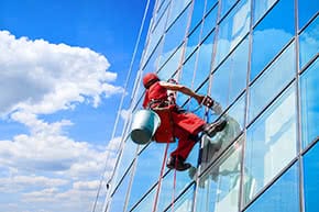 Betriebshaftpflichtversicherung Gebäudereinigung – Gebäudereiniger reinigt Fassade