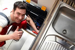 Betriebshaftpflichtversicherung Küchenmontagen – Monteur repariert Einbauküche