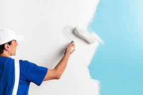 Betriebshaftpflichtversicherung Maler – Maler streicht eine Wand