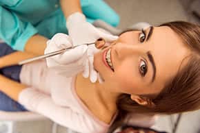 Betriebshaftpflichtversicherung Zahnärzte – Patientin beim Zahnarzt