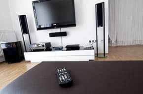 Hausratversicherung - Wertvolle Technik im Wohnzimmer