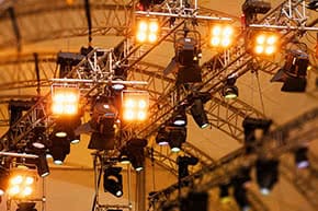 Veranstaltungshaftpflichtversicherung - Aufhängung von Konzertbeleuchtung