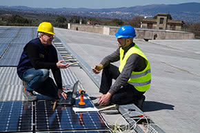 Photovoltaik-versicherung - Arbeiter bei der Montage von Solar Panels